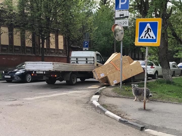 Груз падает. Падение груза с автомобиля. Падающие груза с грузовика. Падающие транспортируемые грузы аварии.