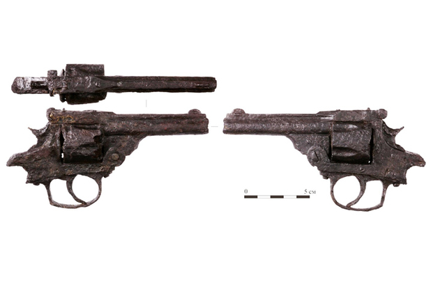 Археологи рассказали, кому могли принадлежать кокарда и револьвер, найденные в Москве