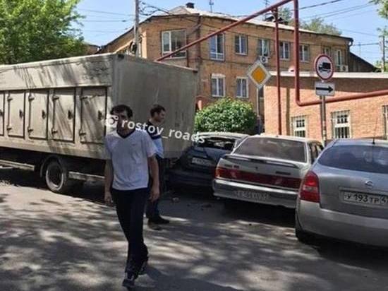 В Ростове покатившийся грузовик протаранил четыре авто