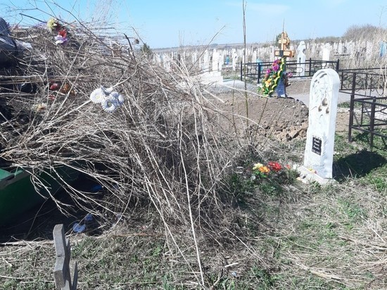 Кемеровчан возмутила свалка мусора на Кировском кладбище