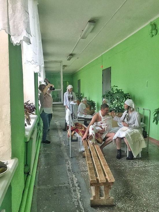 Палаты, медсестры и раненые бойцы: в красноярской школе воссоздали военный госпиталь