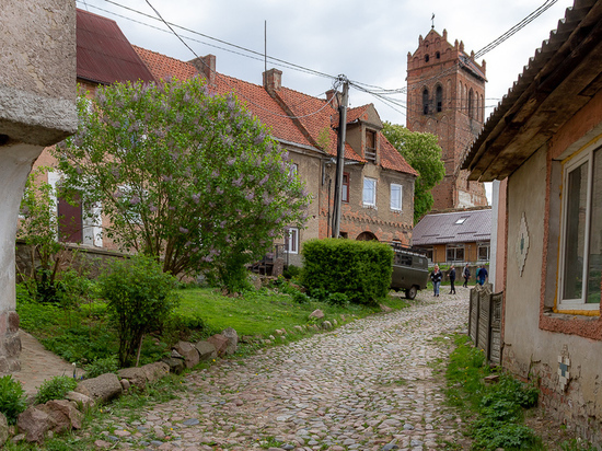 Этот уютный посёлок, расположенный рядом с польской границей, до 1947 года был городом и назывался Гердауэн (Gerdauen).