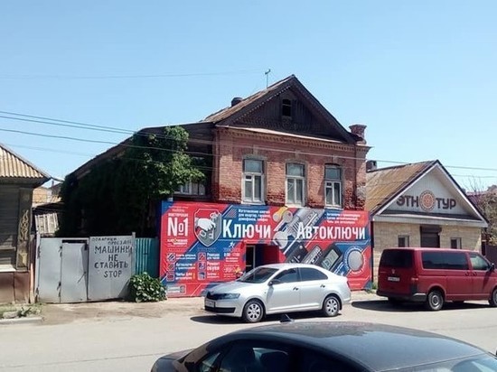В Астрахани памятную табличку героя войны закрыли рекламой В Астрахани памятную табличку героя войны закрыли рекламой