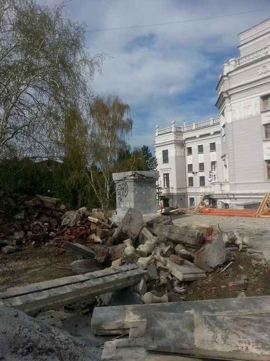Депутат пытается выяснить у Высокинского «виновных» в реконструкции сквера за оперным театром