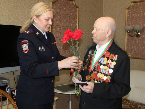 Свердловская полиция вручила российский паспорт 93-летнему ветерану