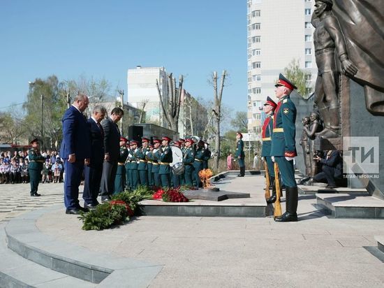 Президент Татарстана открыл обновленную Аллею Славы в Юдино