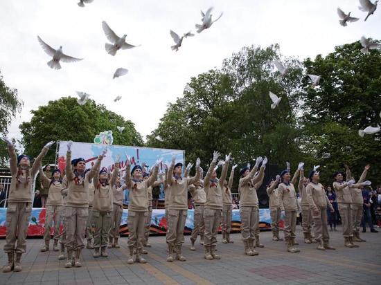 В Ставрополе 74 голубка выпустили в честь 74-ой годовщины Победы