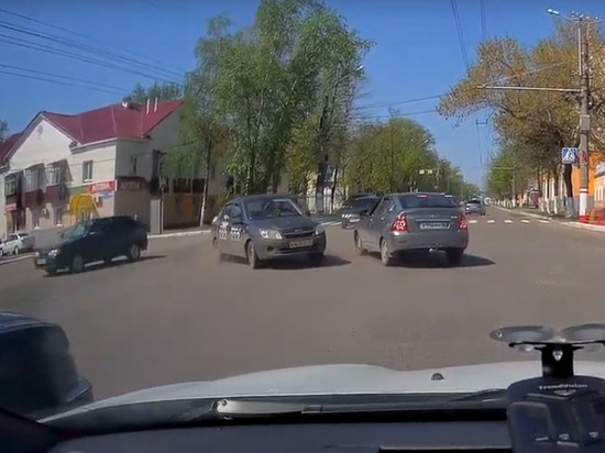 На перекрестке в Саранске столкнулись две легковушки На перекрестке в Саранске столкнулись две легковушки