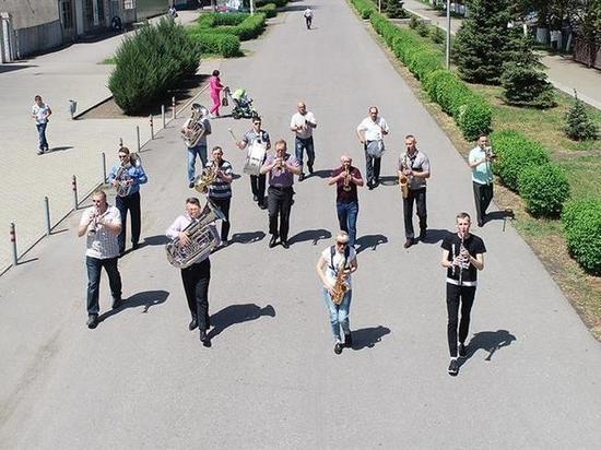 Военный оркестр росгвардейцев поздравил жителей Северного Кавказа