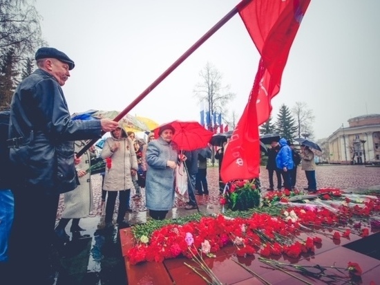 Карельские энергетики почтили подвиг героев у мемориала «Вечный огонь» под Знаменем Победы