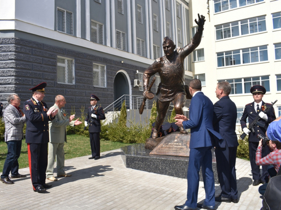 В Чебоксарах открыли памятник Герою Советского Союза Алексею Логинову