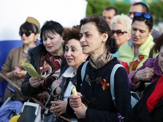 Жители и гости Ставрополя споют хором в День Победы