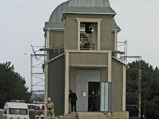 В Феодосии спасатели два часа уговаривали мужчину не прыгать с храма
