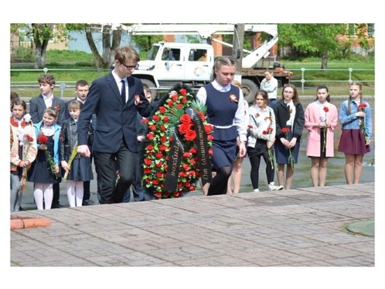 В Серпухове горожане возложили цветы к воинским мемориалам