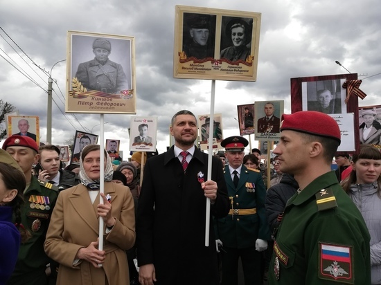 Глава Забайкалья пронес портреты фронтовиков в «Бессмертном полку»