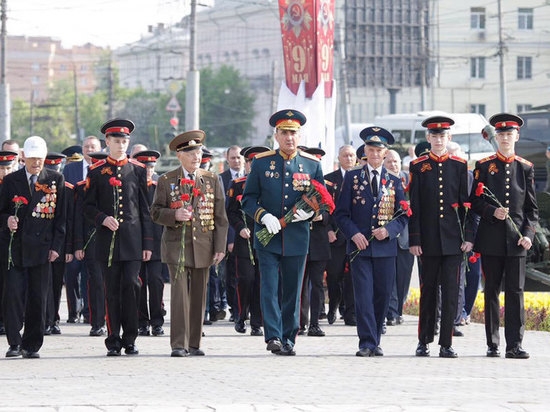 Губернатор Тульской области  в честь праздника надел военную форму