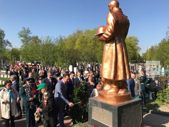 Глава Правительства РТ почтил память павших войнов на Арском кладбище