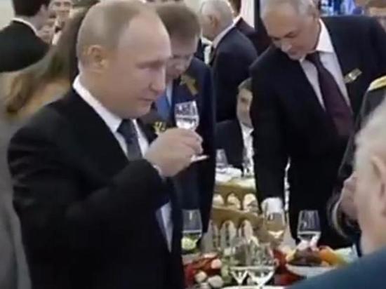 Путин поднял рюмку с ветеранами на приеме в Кремле