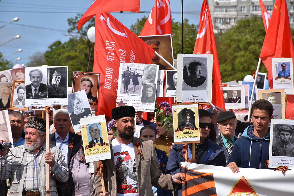 День Победы в Крыму:  военный парад и рекорд "Бессмертного полка"
