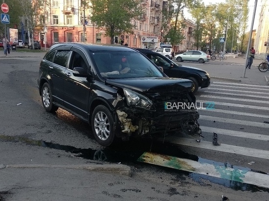 Такси и внедорожник столкнулись на День Победы в Барнауле