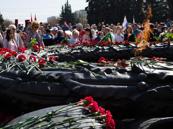В Челябинске началось празднование 9 мая, к вечному огню возложили цветы