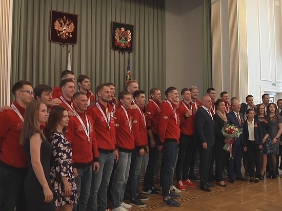 Сергей Цивилёв наградил кузбасских волейболистов за победу над казанским "Зенитом"