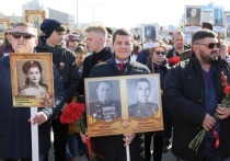 Губернатор Ямала Дмитрий Артюхов вышел на акцию «Бессмертный полк» вместе с жителями Салехарда 9 мая