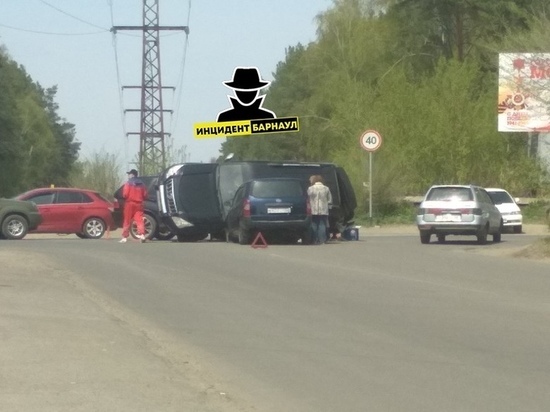 БМВ и «Крузер Прадо» пострадали в ДТП с опрокидыванием в Барнауле