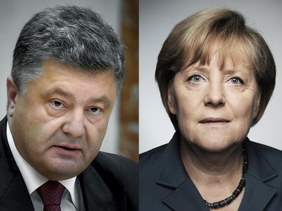 Порошенко попросил у Меркель санкций для России из-за паспортов
