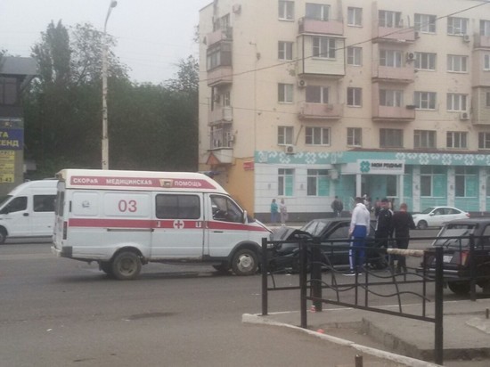 В Астрахани легковушка на полной скорости влетела в «Скорую помощь»