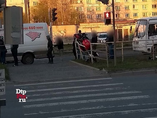 Жёсткое ДТП произошло в Петрозаводске с участием мотоциклиста и маршрутки