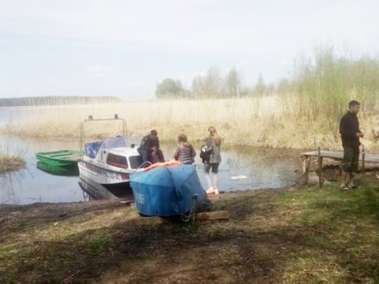 В Тверской области сотрудники МЧС спасали перевернувшихся в лодке людей на Селигере
