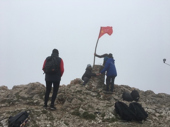 Восхождение: на вершине Чатыр-Дага установили Знамя Победы