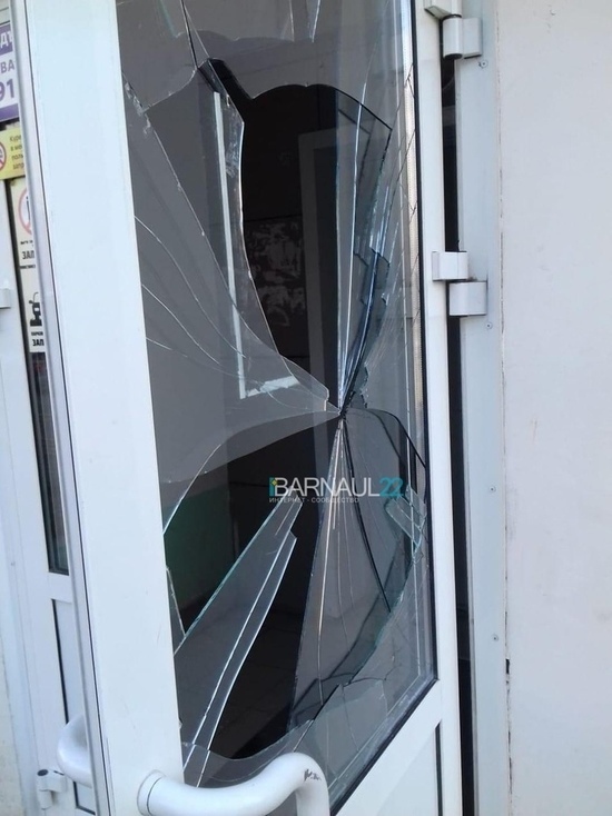 Подростки-вандалы разбили стекло в подъезде барнаульской новостройки