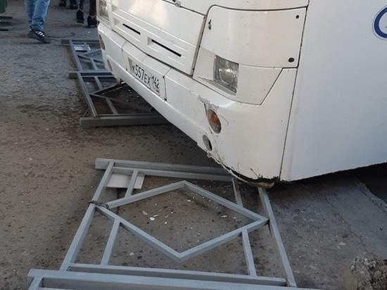 В Новокузнецке автобус въехал в металлическое ограждение