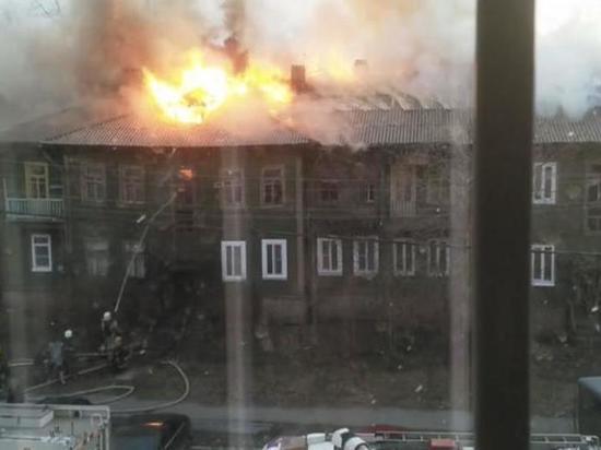 Четырёх человек вытащили из горящего дома в центре Архангельска