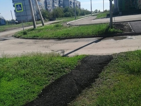 В Ростовской области рабочие заасфальтировали часть газона