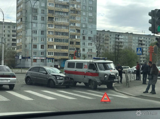 Легковой автомобиль врезался в машину скорой помощи в Кемерове