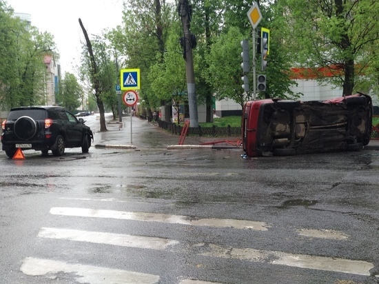 В центре Ярославля «Тойота» завалила набок «Вольксваген»