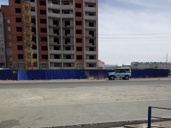 Девушка после приезда полиции спустилась со строительного крана в Чите