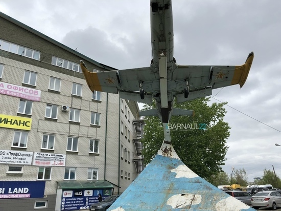 Барнаульцы опасаются, что самолет-памятник может упасть кому-нибудь на голову