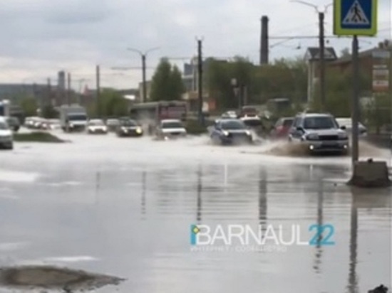 Улицу Попова в Барнауле затопило