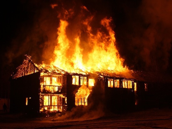 Многоэтажный дом сгорел в Покрове