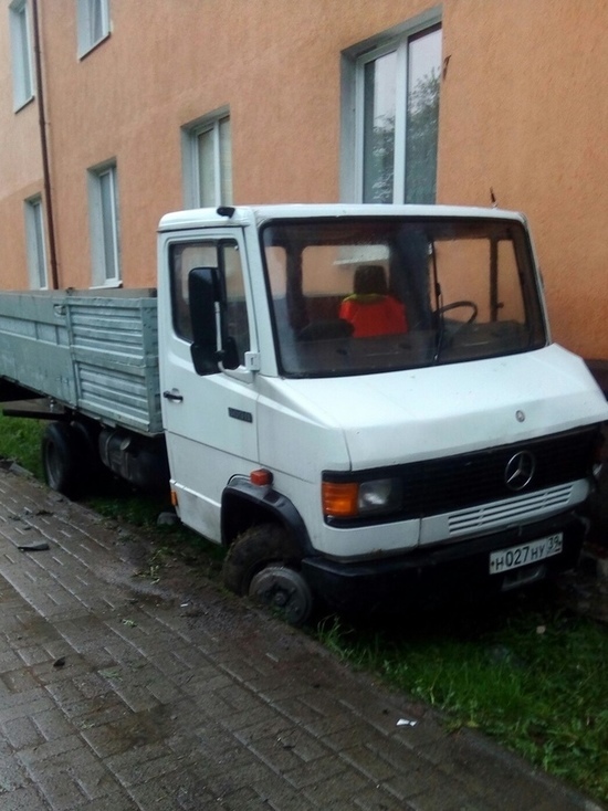 В Балтийске грузовик врезался в многоэтажку