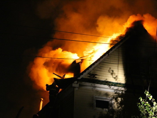 Пожарные потушили дом и постройку ночью в читинском мкр Южном