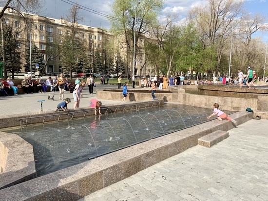 В Металлургическом районе Челябинска торжественно запустили фонтан