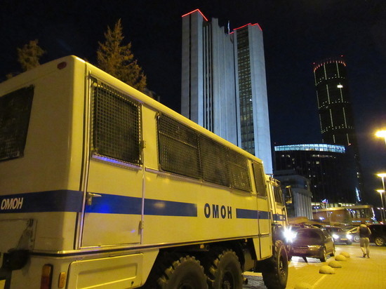 «Кто не скачет, тот за храм»: Вторая ночь протестов в Екатеринбурге прошла более агрессивно