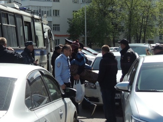 В Екатеринбурге возле сквера, где собираются строить собор, задержан ночевавший там мужчина В Екатеринбурге возле сквера, где собираются строить собор, задержан ночевавший там мужчина