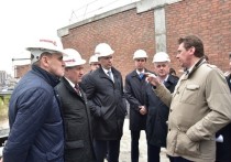Губернатор Новосибирской области Андрей Травников 15 мая провел выездное совещание на стройплощадке приоритетного проекта «Региональный центр волейбола в Новосибирске»
