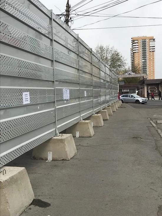 Забор у автовокзала признали опасным: им прикрывали ларьки к Универсиаде